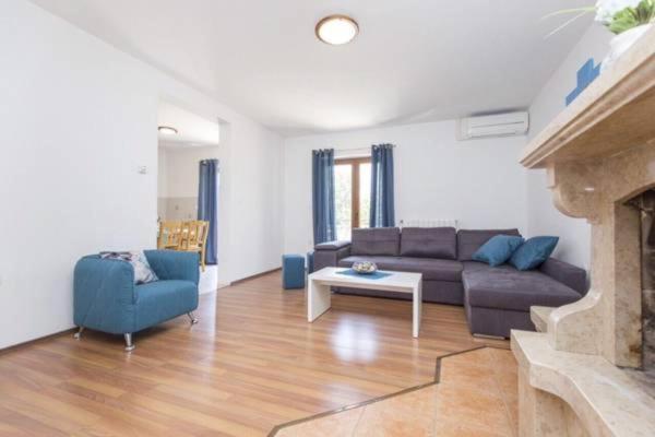 Apartments "Alen" Nedescina Екстер'єр фото