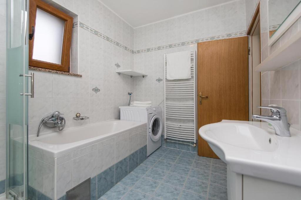 Apartments "Alen" Nedescina Екстер'єр фото