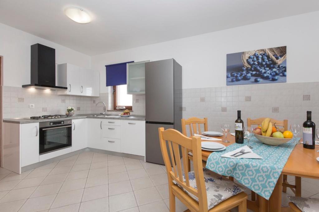 Apartments "Alen" Nedescina Екстер'єр фото