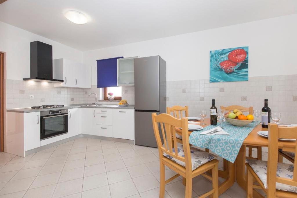 Apartments "Alen" Nedescina Екстер'єр фото