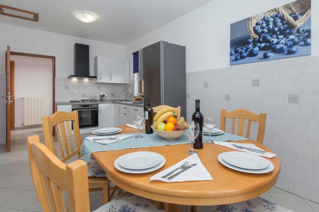 Apartments "Alen" Nedescina Екстер'єр фото